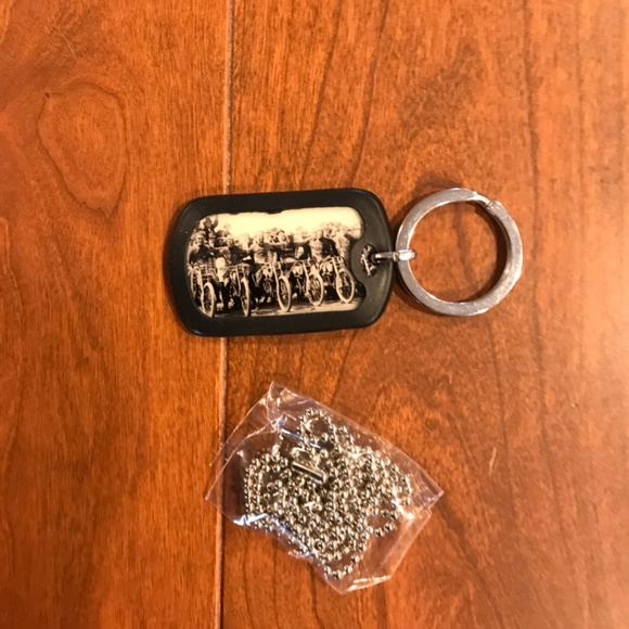 HARLEY-DAVIDSON MUSEUM 2013 110TH ANNIVERSARY TIN WITH KEY CHAIN AND BOOKLET - Picture 9 of 9